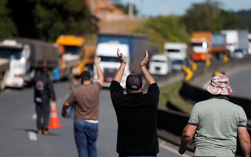 © Reuters. Caminhoneiros bloqueiam BR-116 em Curitiba