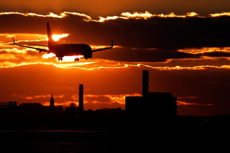 © Reuters. An American Airlines flight lands at Logan International Airport in Boston