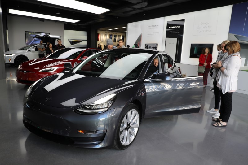 © Reuters. Um Model 3 da Tesla em showroom em Los Angeles, Califórina, EUA