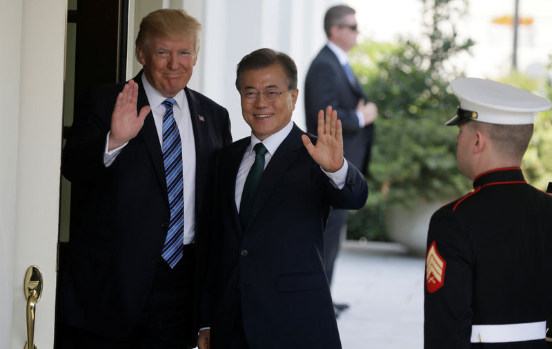 © Reuters. U.S. President Trump welcomes South Korean President Moon Jae-in at the White House in Washington