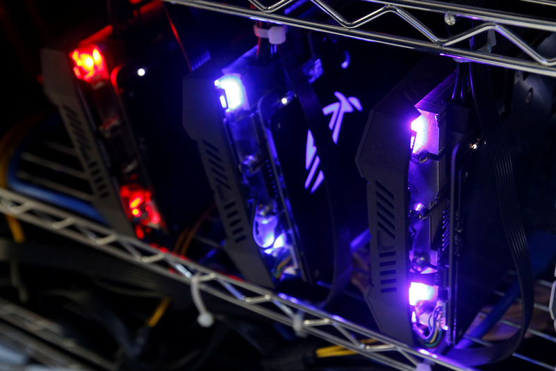 © Reuters. High-end graphic cards are installed in a cryptocurrency mining computer in Hong Kong