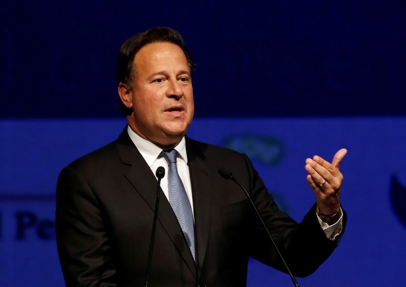 © Reuters. FILE PHOTO: Panama's President Juan Carlos Varela delivers a speech during the Americas Business Summit in Lima