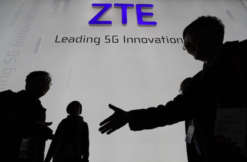© Reuters. EEUU y China se acercan a un acuerdo para eliminar la prohibición de ventas a ZTE