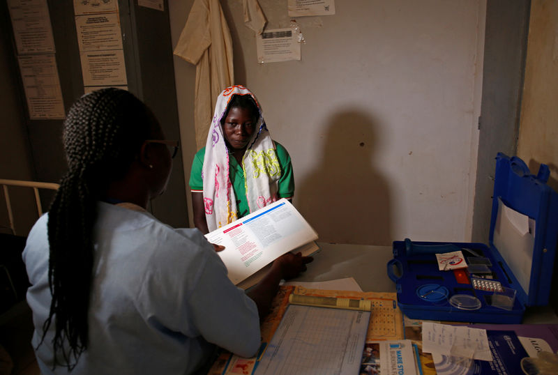 © Reuters. A nurse from Marie Stopes NGO chats with a woman at a dispensary in the village of Nedgo, near Ouagadougou