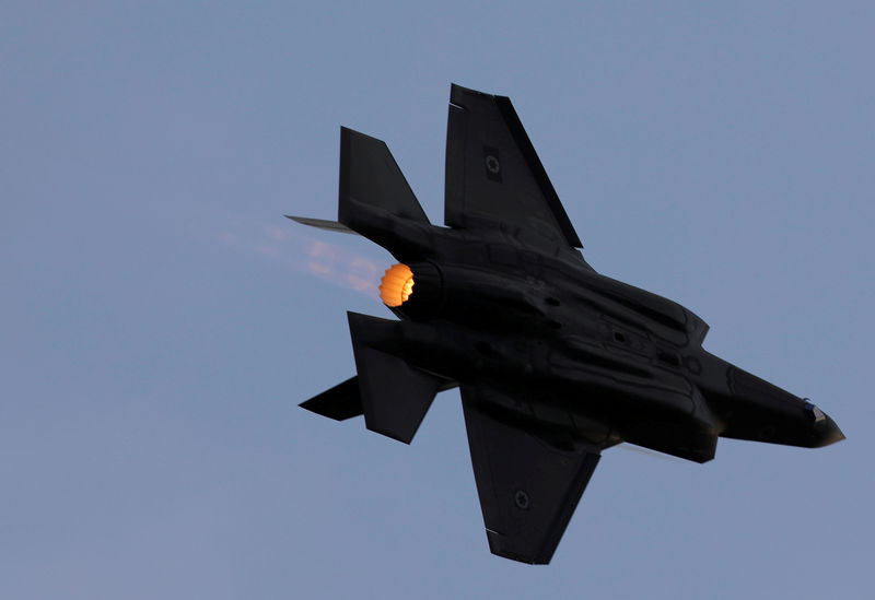 © Reuters. FILE PHOTO: An Israeli Air Force F-35 fighter jet flies during an aerial demonstration at a graduation ceremony for Israeli Air Force pilots at the Hatzerim Airbase in southern Israel