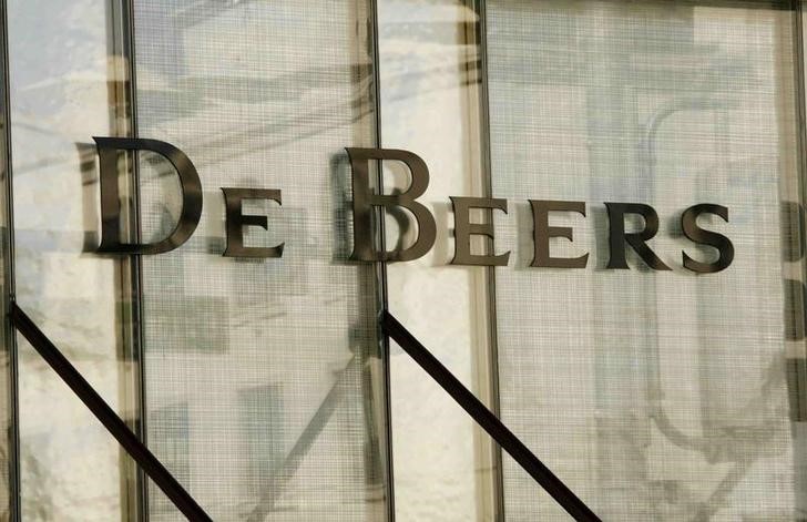 © Reuters. Логотип De Beers в бутике компании в Беверли-Хиллз