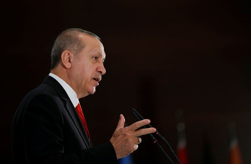 © Reuters. FILE PHOTO: Turkish President Erdogan speaks during an iftar dinner in Ankara