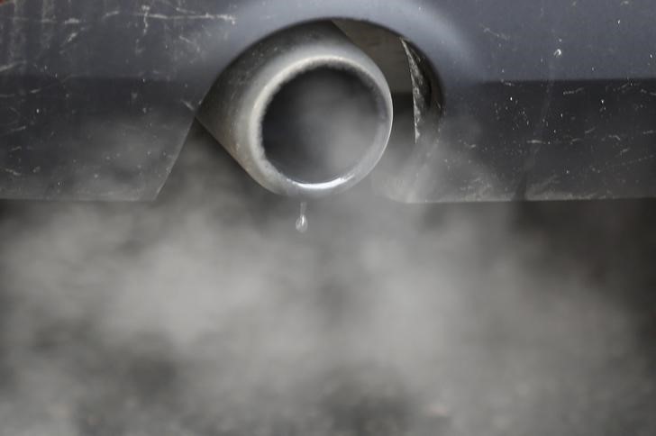 © Reuters. An exhaust emits fumes as a car is driven through Richmond in London