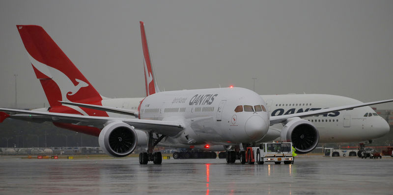 © Reuters. FILE PHOTO: Qantas airline's first Boeing 787 Dreamliner aircraft to be delivered sits on the tarmac of Sydney's International Airport in Australia