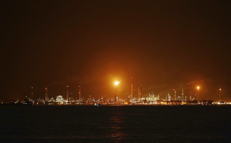 © Reuters. A general view of Royal Dutch Shell's Pulau Bukom offshore petroleum complex in Singapore