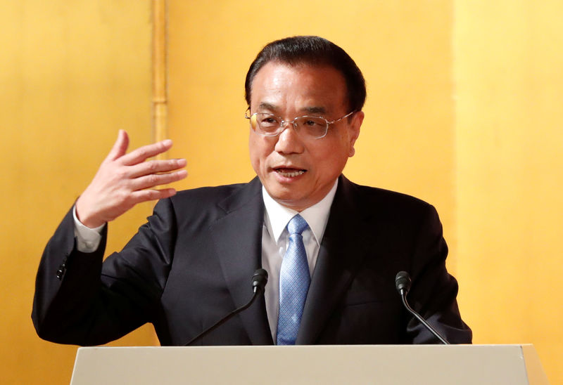© Reuters. Chinese Premier Li Keqiang gives a speech during an event to celebrate the 40th anniversary of a peace and friendship treaty between China and Japan in Tokyo