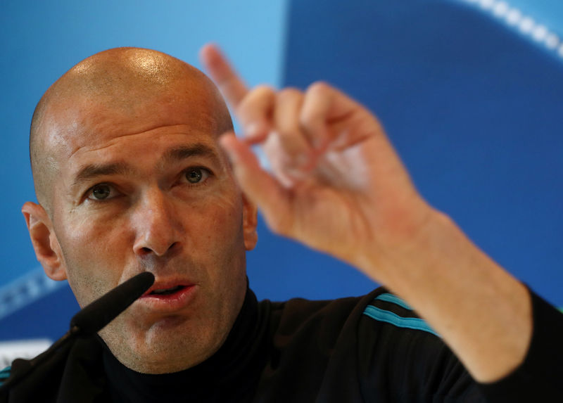 © Reuters. El entrenador del Real Madrid Zidane alaba a su 'formidable' rival Klopp