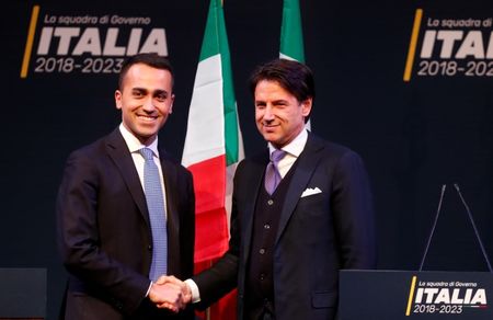 © Reuters. Il leader del Movimento 5 stelle Luigi Di Maio (a sinistra) stringe la mano al candidato premier Giuseppe Conte