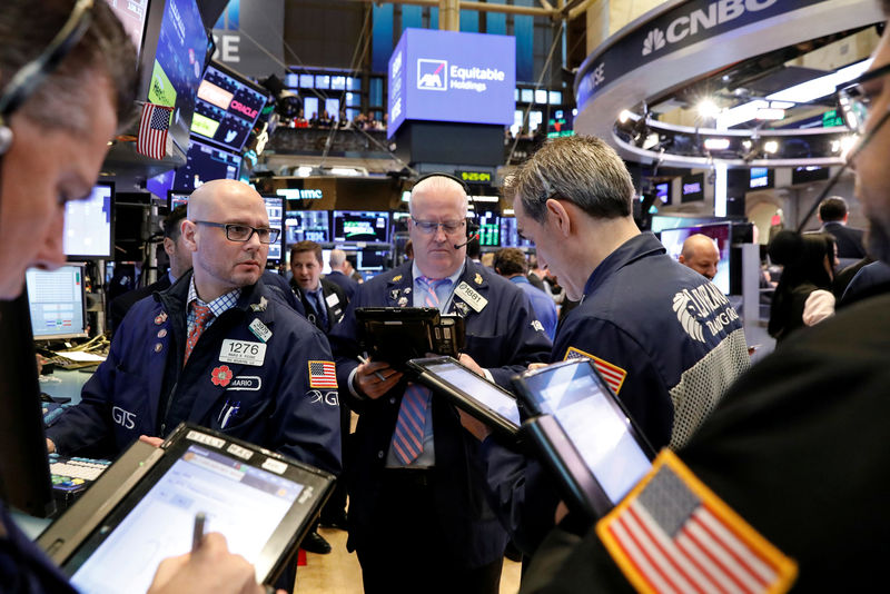 © Reuters. FILE PHOTO: Traders work on the floor of the NYSE in New York