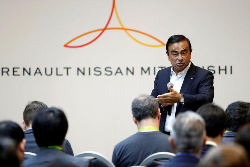 © Reuters. FILE PHOTO: Carlos Ghosn, chairman and CEO of the Renault-Nissan-Mitsubishi Alliance, responds to a question on the alliance's new venture capital fund during roundtable with journalists at the 2018 CES in Las Vegas