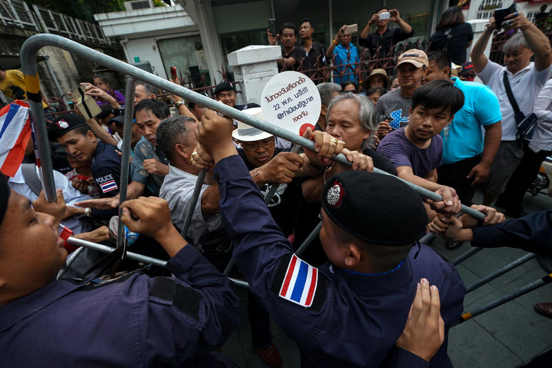 © Reuters. Manifestantes entram em confronto com a polícia durante protesto em Bangcoc