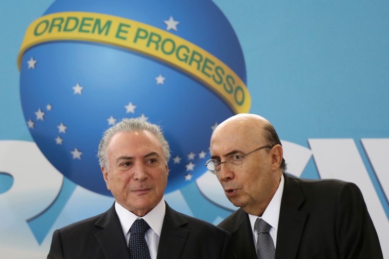 © Reuters. Presidente Michel Temer e pré-candidato do MDB à Presidência, Henrique Meirelles, durante cerimônia no Palácio do Planalto