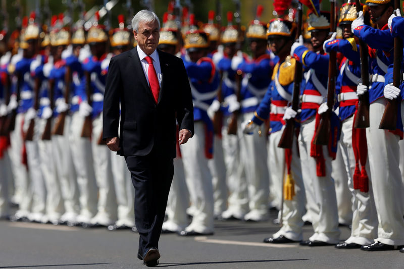 © Reuters. Chile's President Pinera reviews honor guard before meeting with his Brazilian counterpart in Brasilia