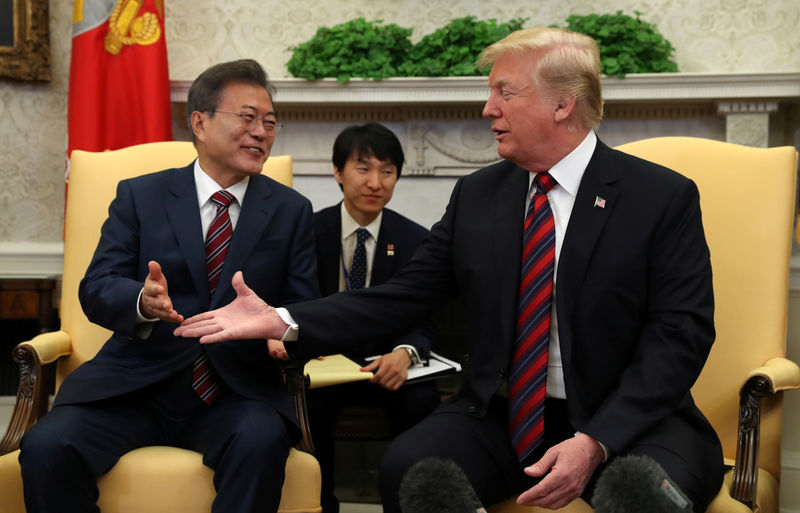 © Reuters. Presidente dos EUA, Donald Trump, e presidente da Coreia do Sul, Moon Jae-In, na Casa Branca, em Washington