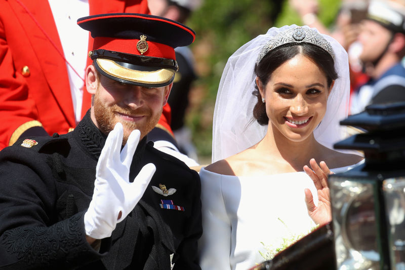 © Reuters. Príncipe Harry e Meghan Markle acenam após casamento