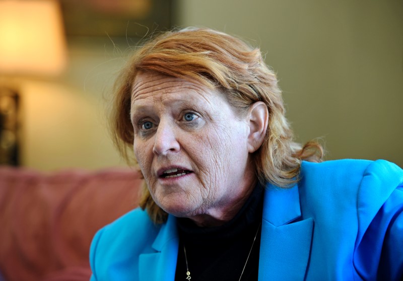 © Reuters. Sen. Heidi Heitkamp discusses farm policy at Jamestown College, Jamestown, North Dakota