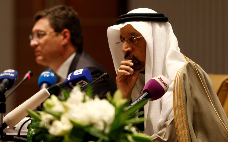 © Reuters. FILE PHOTO: Saudi Energy Minister Khalid al-Falih and Russian Energy Minister Alexander Novak attend a news conference at the Ritz-Carlton hotel in Riyadh