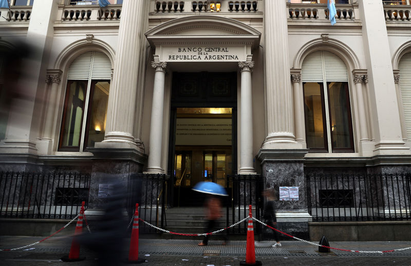 © Reuters. المركزي الأرجنتيني يبقي سعر الفائدة الرئيسي بلا تغيير عند 40 في المئة