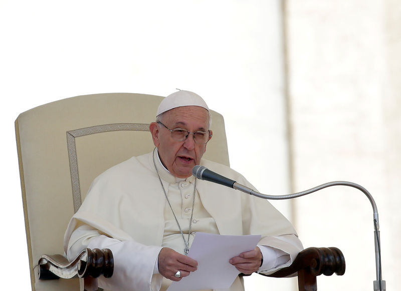 © Reuters. Papa Francisco fala na Praça São Pedro