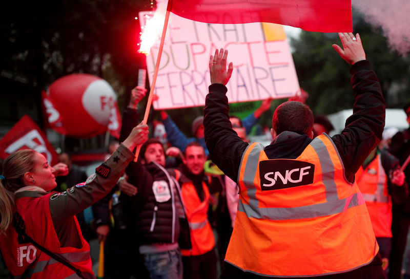 © Reuters. FILE PHOTO: French state-owned SNCF railway company employees and labour union members demonstrate as part of a nationwide strike in Paris