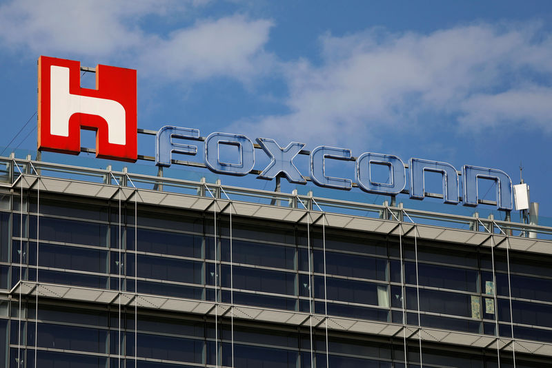 © Reuters. FILE PHOTO: The logo of Foxconn, the trading name of Hon Hai Precision Industry, is seen on top of the company's building in Taipei