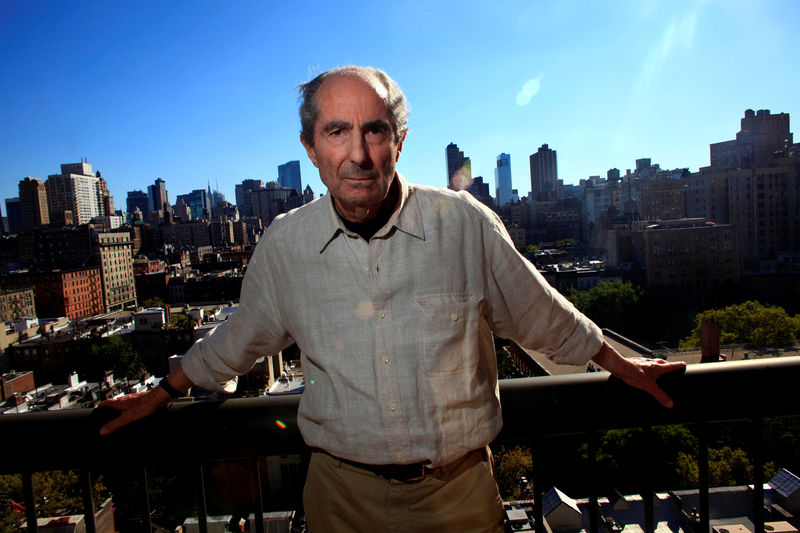 © Reuters. FILE PHOTO - Author Philip Roth poses in New York