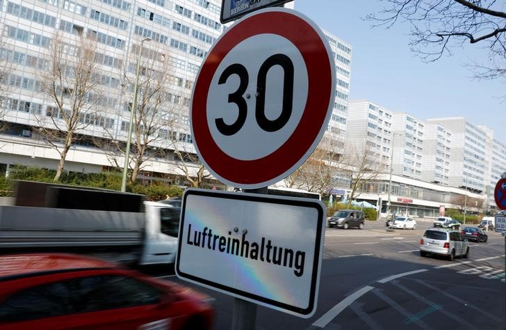 © Reuters. A traffic sign to reduce speed is pictured at Leipziger street to help to reduce air pollution in Berlin