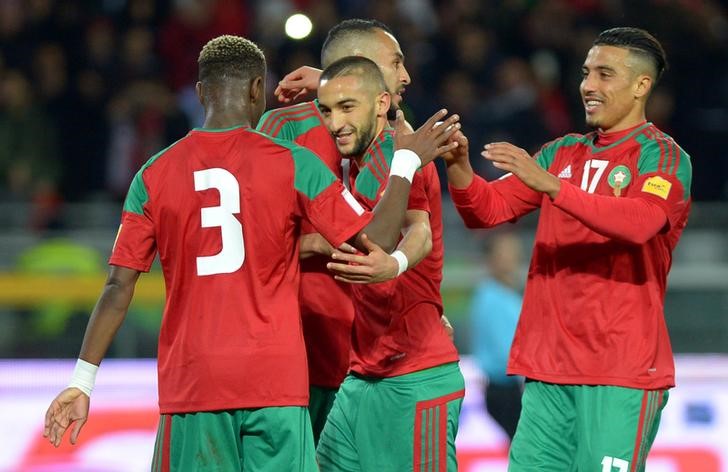 © Reuters. Imagen de archivo de jugadores de la selección de Marruecos festejando tras convertir frente a Serbia en un encuentro amistoso en Turín, Italia