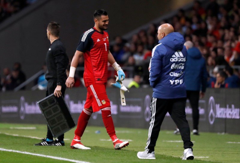 © Reuters. Argentina pierde a Romero como portero en el Mundial por una lesión de rodilla