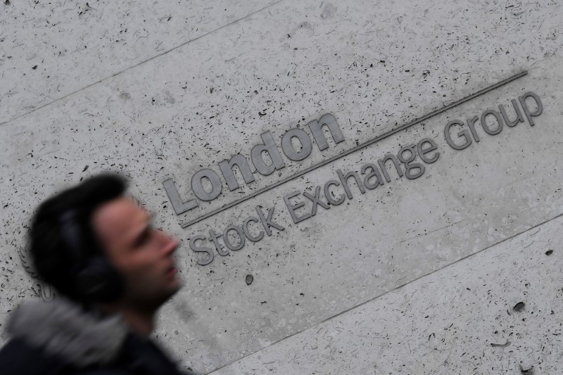 © Reuters. Прохожий у здания Лондонской фондовой биржи
