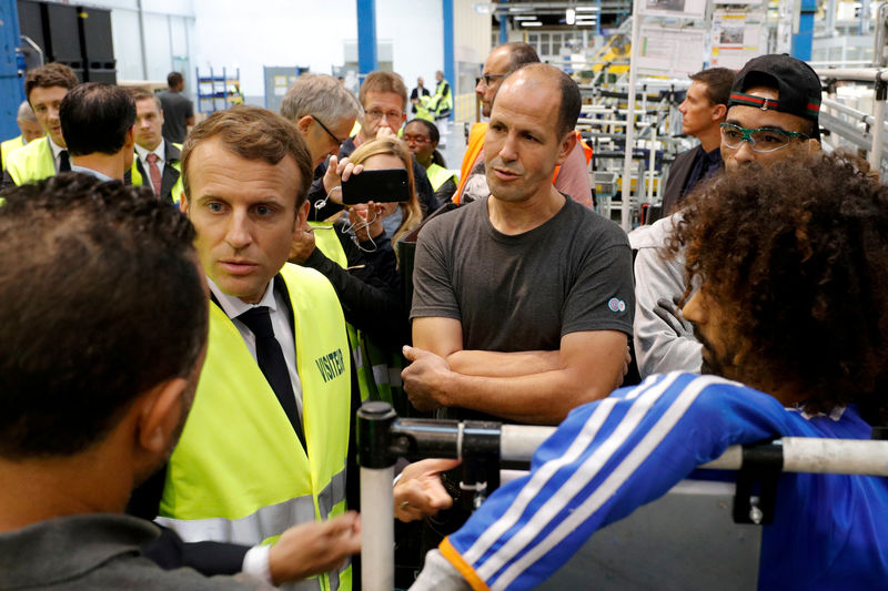 © Reuters. FILE PHOTO: French President Emmanuel Macron talks with Whirlpool employees during a visit at the company's factory in Amiens