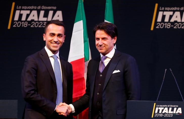 © Reuters. FILE PHOTO: 5-Star Movement leader Di Maio shakes hands with Giuseppe Conte in Rome ahead of Italy's election