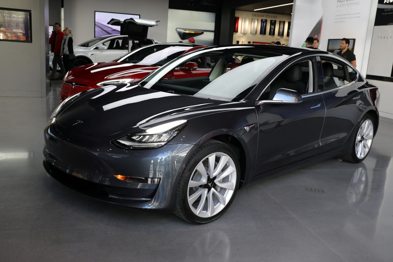 © Reuters. FILE PHOTO:    A Tesla Model 3 is seen in a showroom in Los Angeles