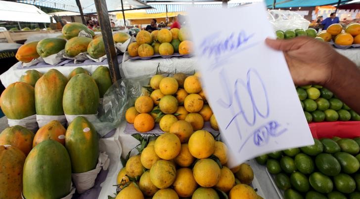 © Reuters. Barraca de frutas em feira de rua de São Paulo