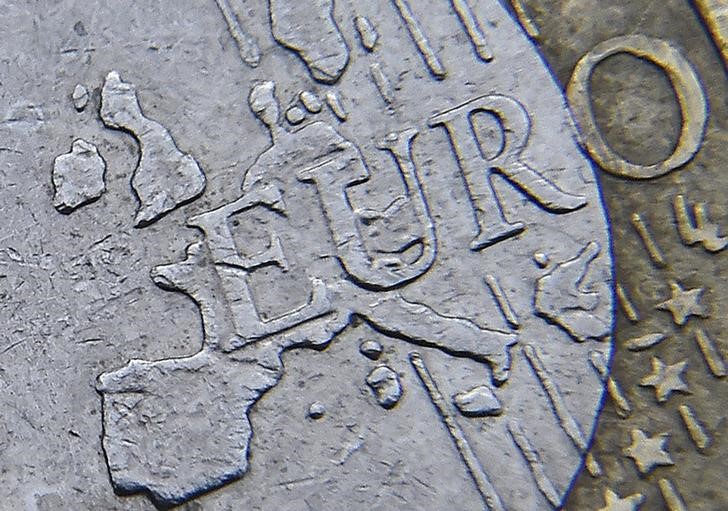 © Reuters. El euro se hunde por aversión al riesgo tras el débil dato del PMI