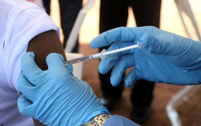 © Reuters. A World Health Organization worker administers a vaccination during the launch of a campaign aimed at beating an outbreak of Ebola in the port city of Mbandaka