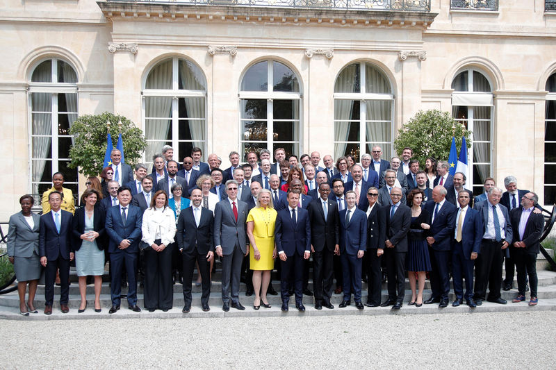 © Reuters. Presidente da França, Emmanuel Macron, posa para foto com CEOs de empresas de tecnologia