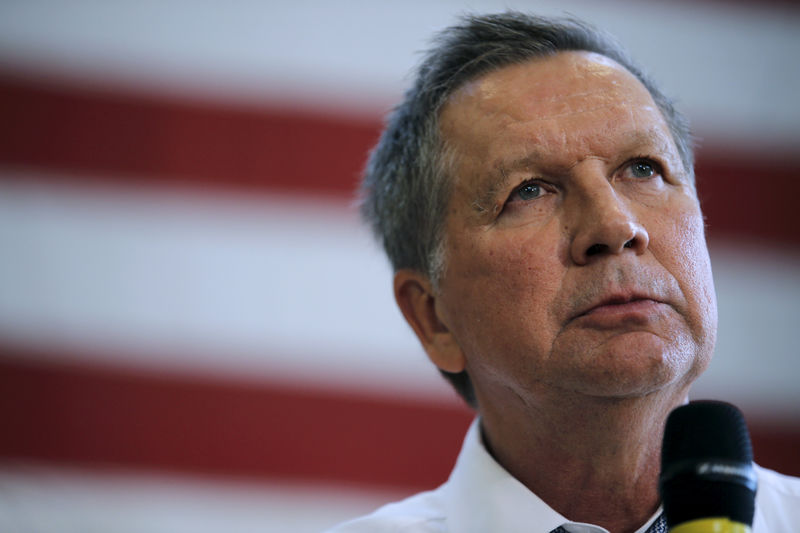 © Reuters. FILE PHOTO: Kasich speaks during a town hall meeting in Rockville Maryland