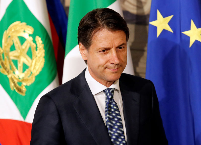 © Reuters. الرئيس الإيطالي يكلف سياسيا عديم الخبرة بتولي رئاسة الوزراء