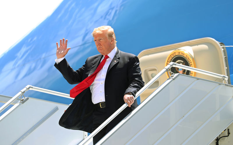 © Reuters. U.S. President Trump waves as he arrives aboard Air Force One at John F. Kennedy International Airport in New York