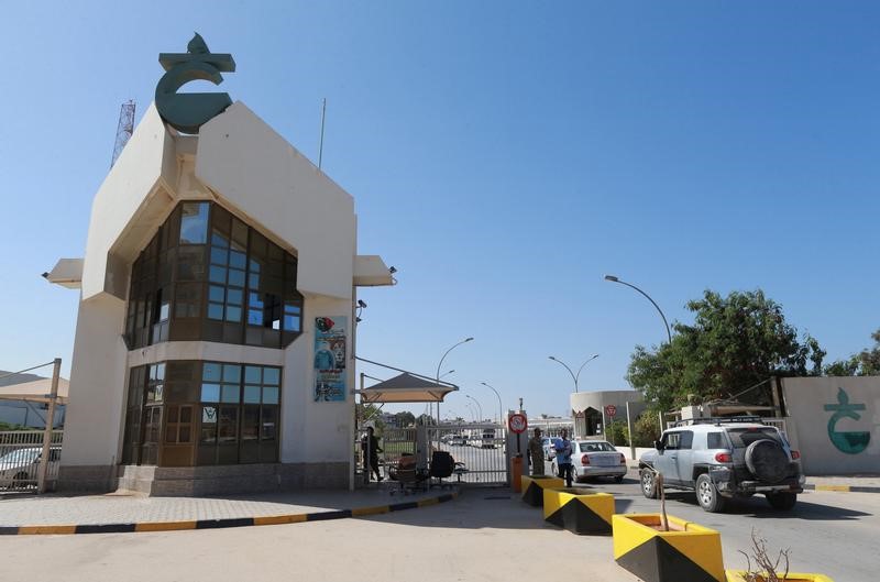 © Reuters. شركة أجوكو الليبية للنفط تخفض انتاج الخام إلى 146 ألف برميل يوميا
