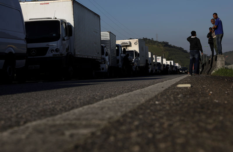 © Reuters. Caminhoneiros em Guapimirim em greve nacional