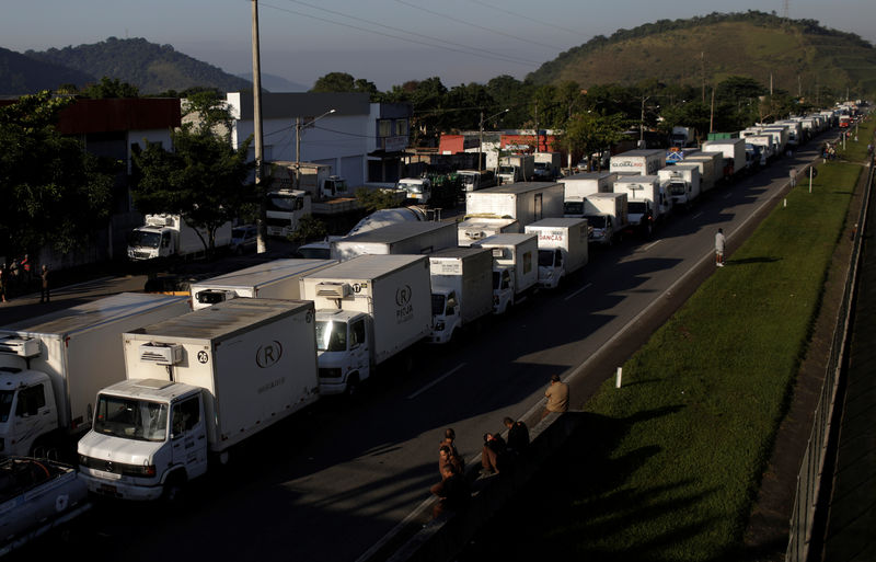 © Reuters. Caminhoneiros em Guapimirim em greve nacional