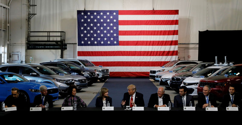 © Reuters. FILE PHOTO: Trump talks with auto industry leaders at the American Center for Mobility in Ypsilanti Township, Michigan