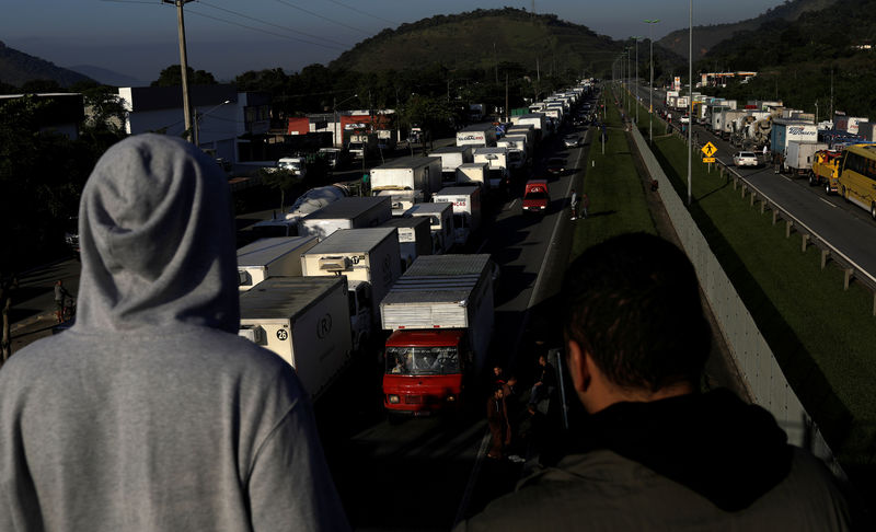 © Reuters. Caminhoneiros bloqueiam BR-116 em Guapimirim, perto do Rio de Janeiro